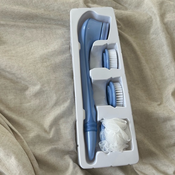 ❤️Blushly Cleansing and Exfoliating Body Brush - Picture 3 of 3